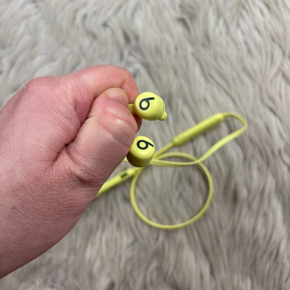 Beats Flex Wireless Earphones in Yuzu Yellow Running Gym - Picture 3 of 4